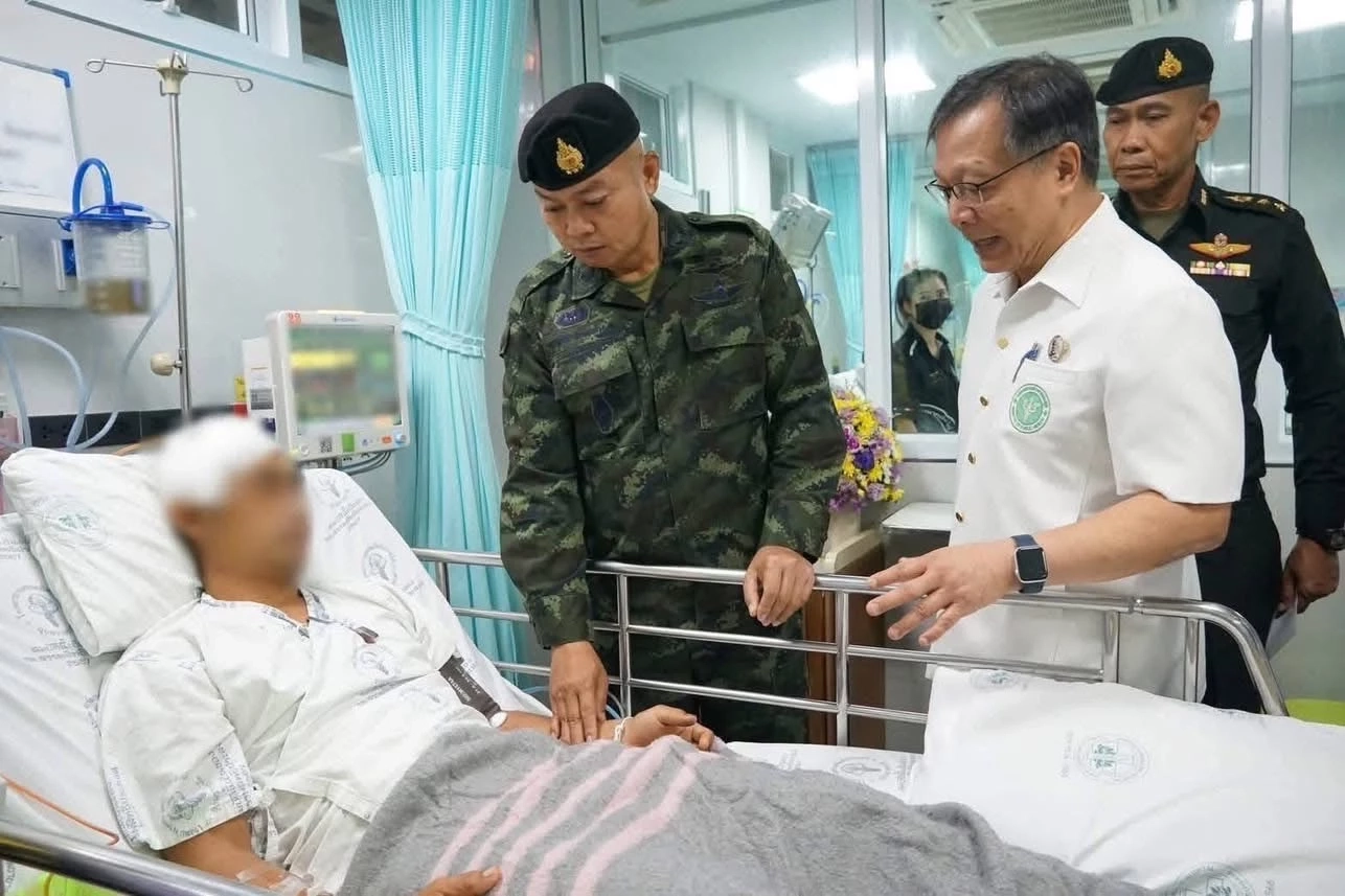 "มทภ.2" "เยี่ยม-ให้กำลังใจ" ผู้ได้รับบาดเจ็บ และเจ้าหน้าที่ รพ.อุบลฯ