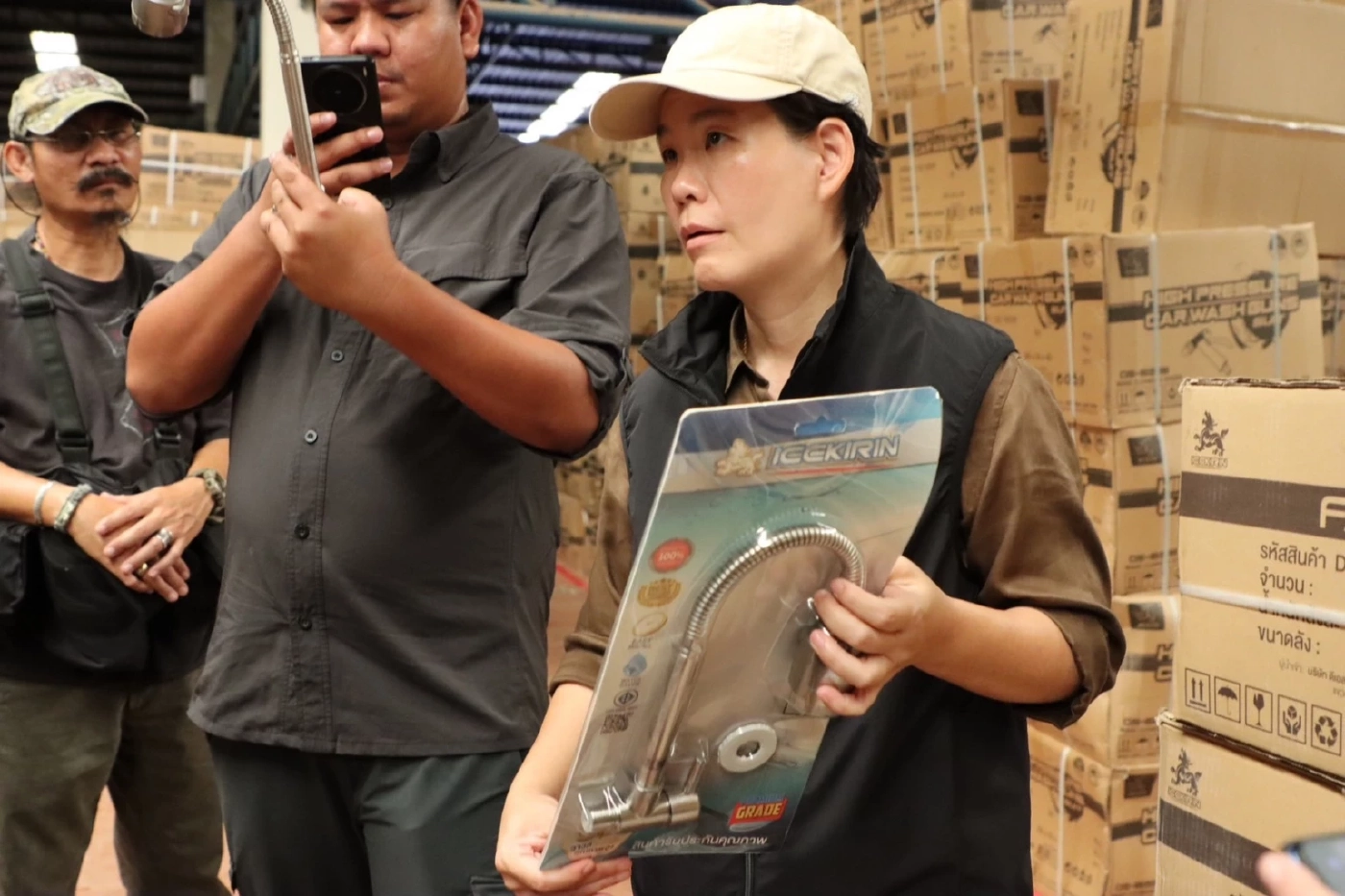 "เอกนัฏ" ส่งทีมสุดซอย จับปลั๊กไฟ-สวิตช์ไฟ "ตราแรด" ลักลอบนำเข้า