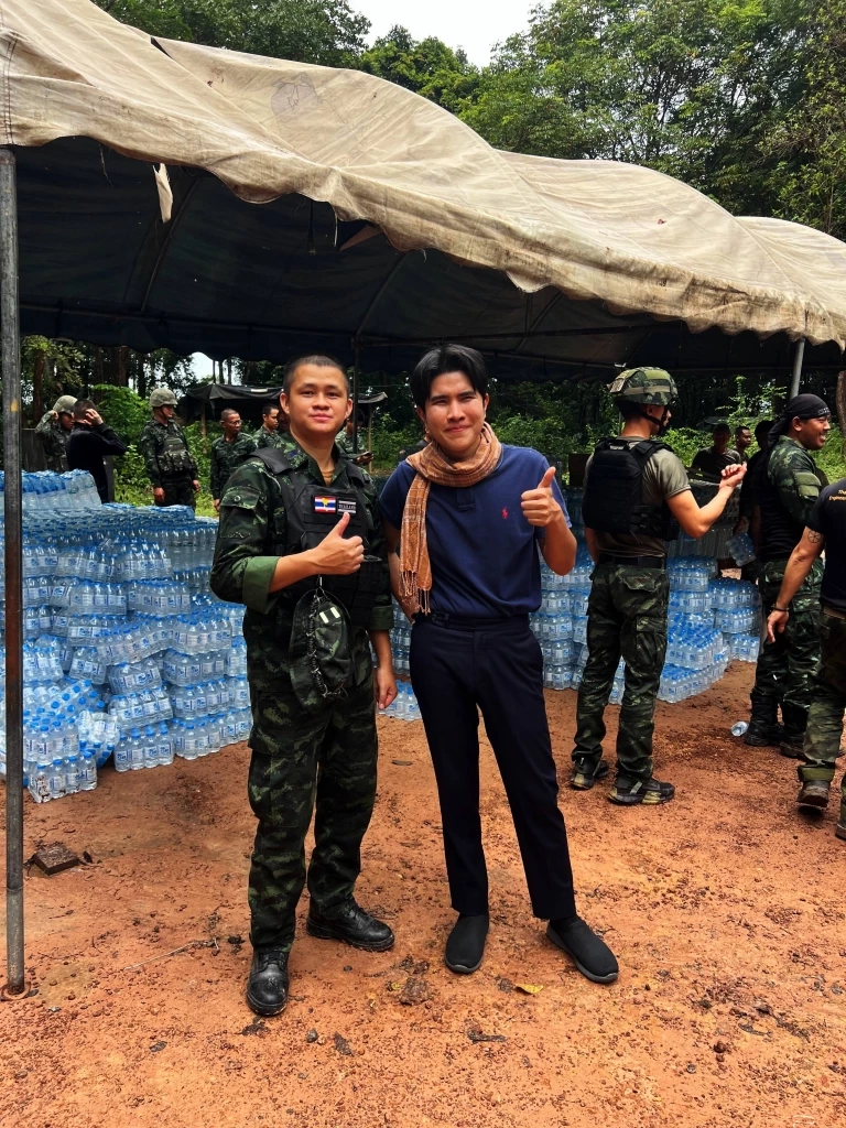 คนไทยไม่ทิ้งกัน! "กังฟู-วสวรรธน์" ฝ่าสถานการณ์ตึงเครียด ลำเลียงอาหาร-น้ำดื่มถึงมือทหารแนวรบ