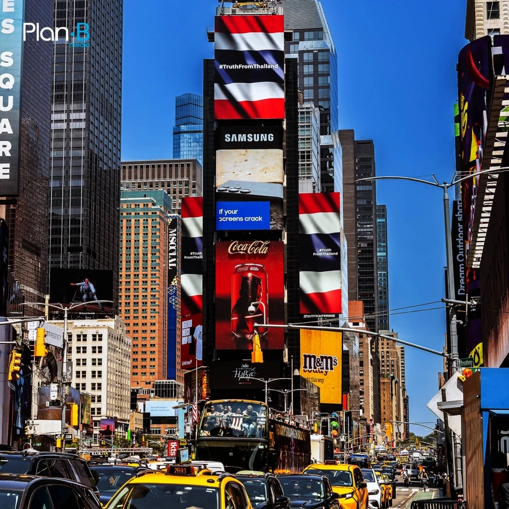 บอกความจริงให้โลกรู้! "แพลน บี" ยึด 3 บิลบอร์ด "ไทม์สแควร์" นิวยอร์ก เผยข้อเท็จจริง "เหตุปะทะชายแดนไทย"