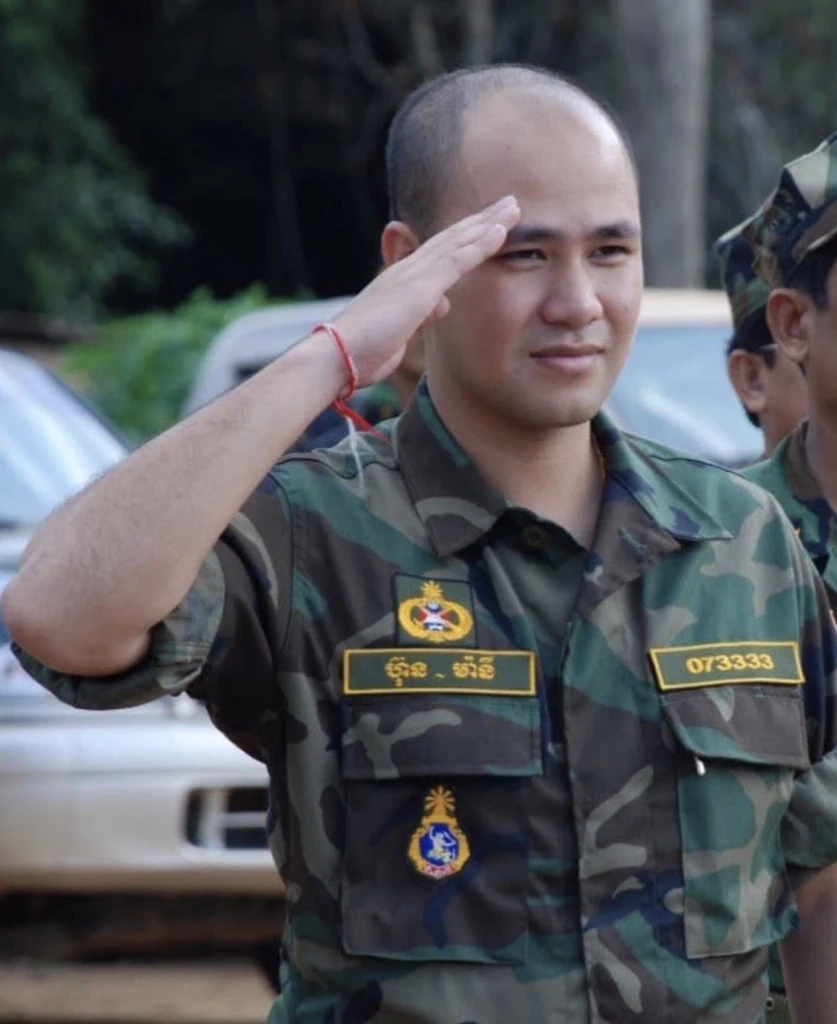 ฮุน มานี ในเครื่องแบบทหาร ที่คนกัมพูชาไม่คุ้นเคยมากนัก