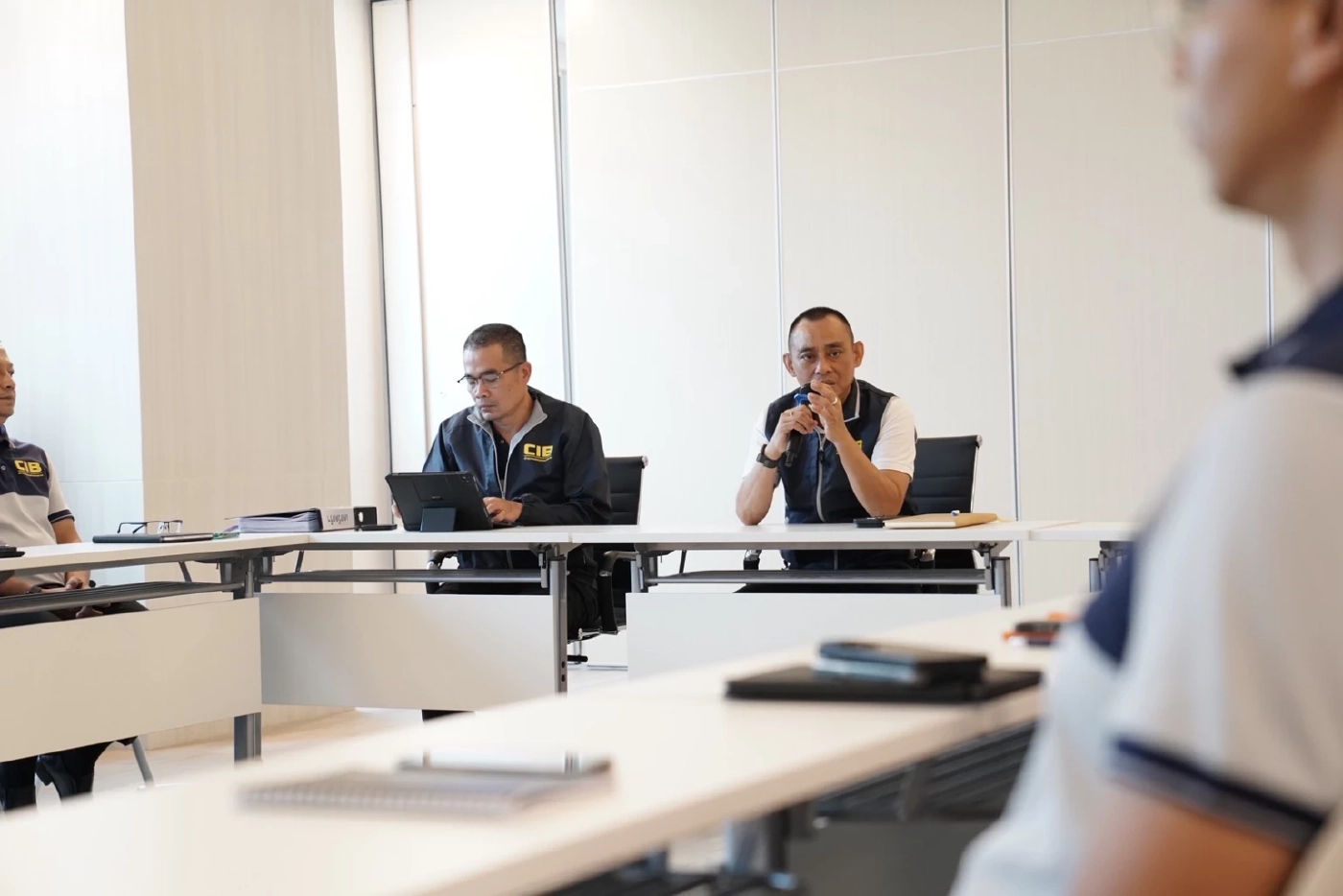 "แม่สีกากอล์ฟ" เหวี่ยงนักข่าว หงุดหงิด หลังถูกรุมถาม เตรียมหิ้วฝากขังพรุ่งนี้