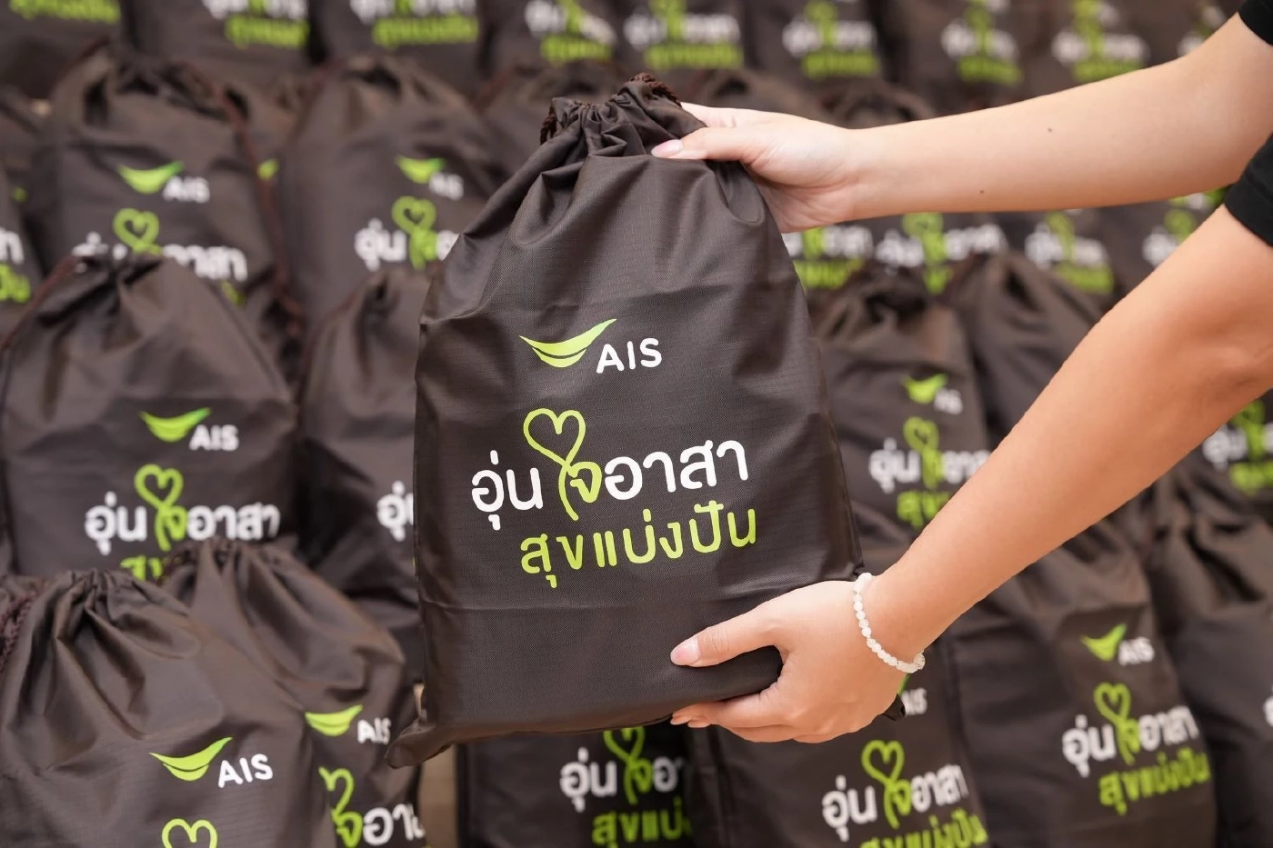 AIS เคียงข้างคนไทยในสถานการณ์ชายแดนไทย–กัมพูชา  ส่งถุงยังชีพ–เสริมระบบสื่อสาร พร้อมดูแลลูกค้าเต็มกำลัง