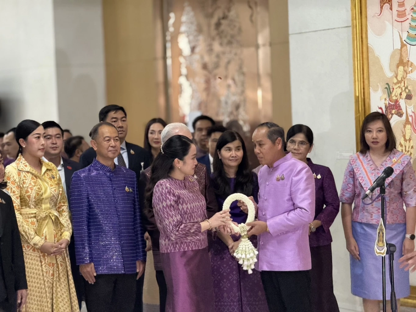 “แพทองธาร” สวมชุดผ้าไทยสีม่วง สีประจำกระทรวงวัฒนธรรม เข้าสักการะ 8 สิ่งศักดิ์สิทธิ์