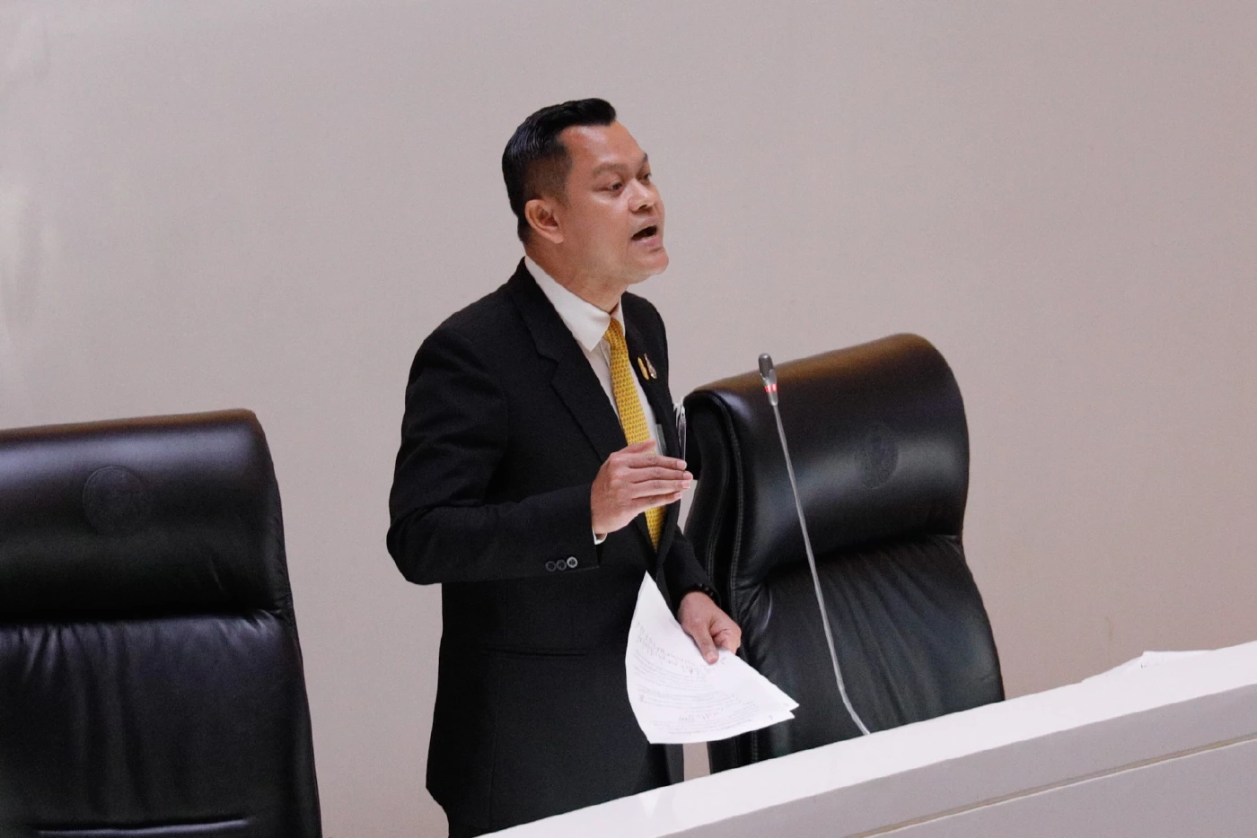 นายธนกร วังบุญคงชนะ อดีตรัฐมนตรีประจำสำนักนายกรัฐมนตรี รองหัวหน้าพรรค และ สส.บัญชีรายชื่อพรรครวมไทยสร้างชาติ 