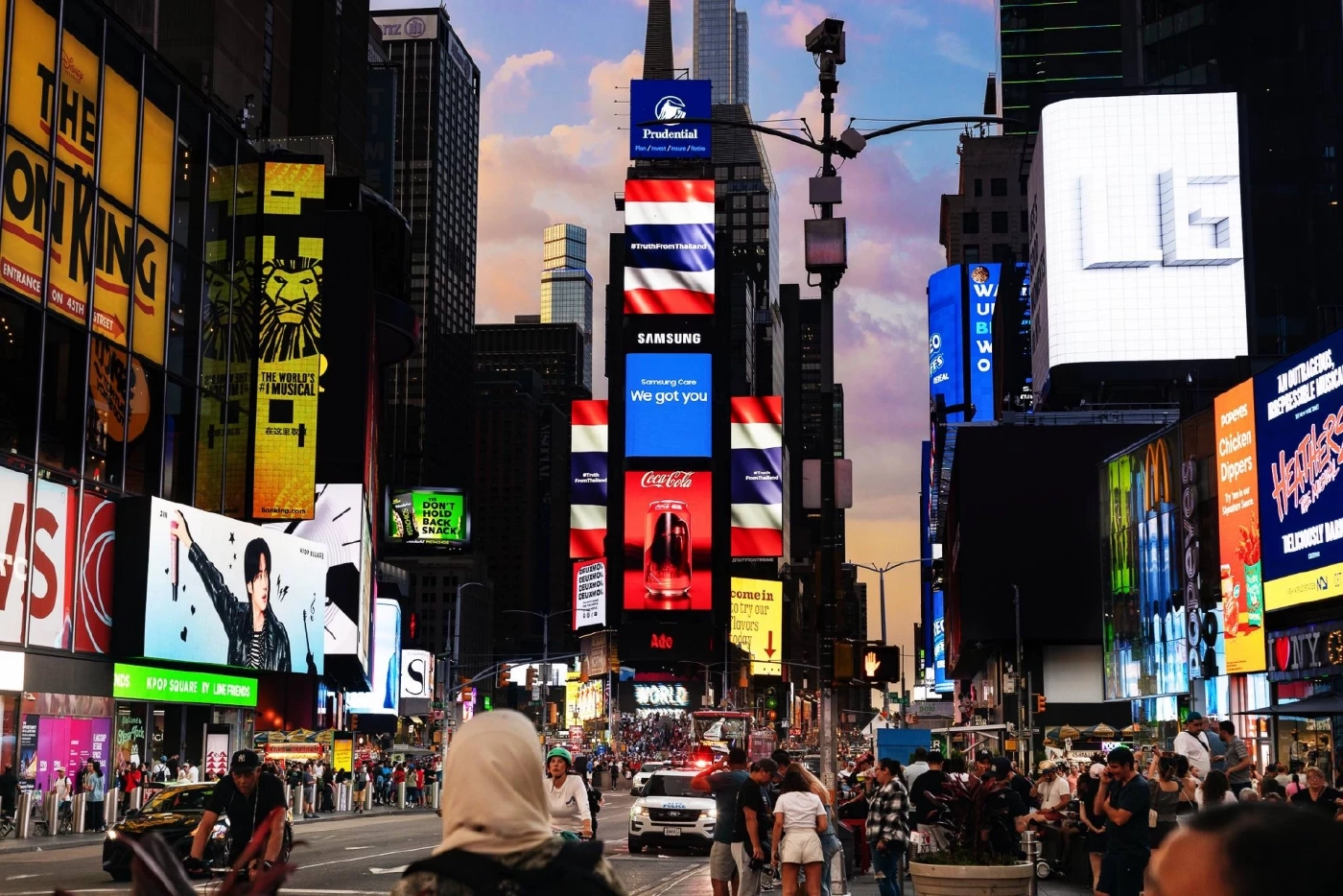 บอกความจริงให้โลกรู้! "แพลน บี" ยึด 3 บิลบอร์ด "ไทม์สแควร์" นิวยอร์ก เผยข้อเท็จจริง "เหตุปะทะชายแดนไทย"