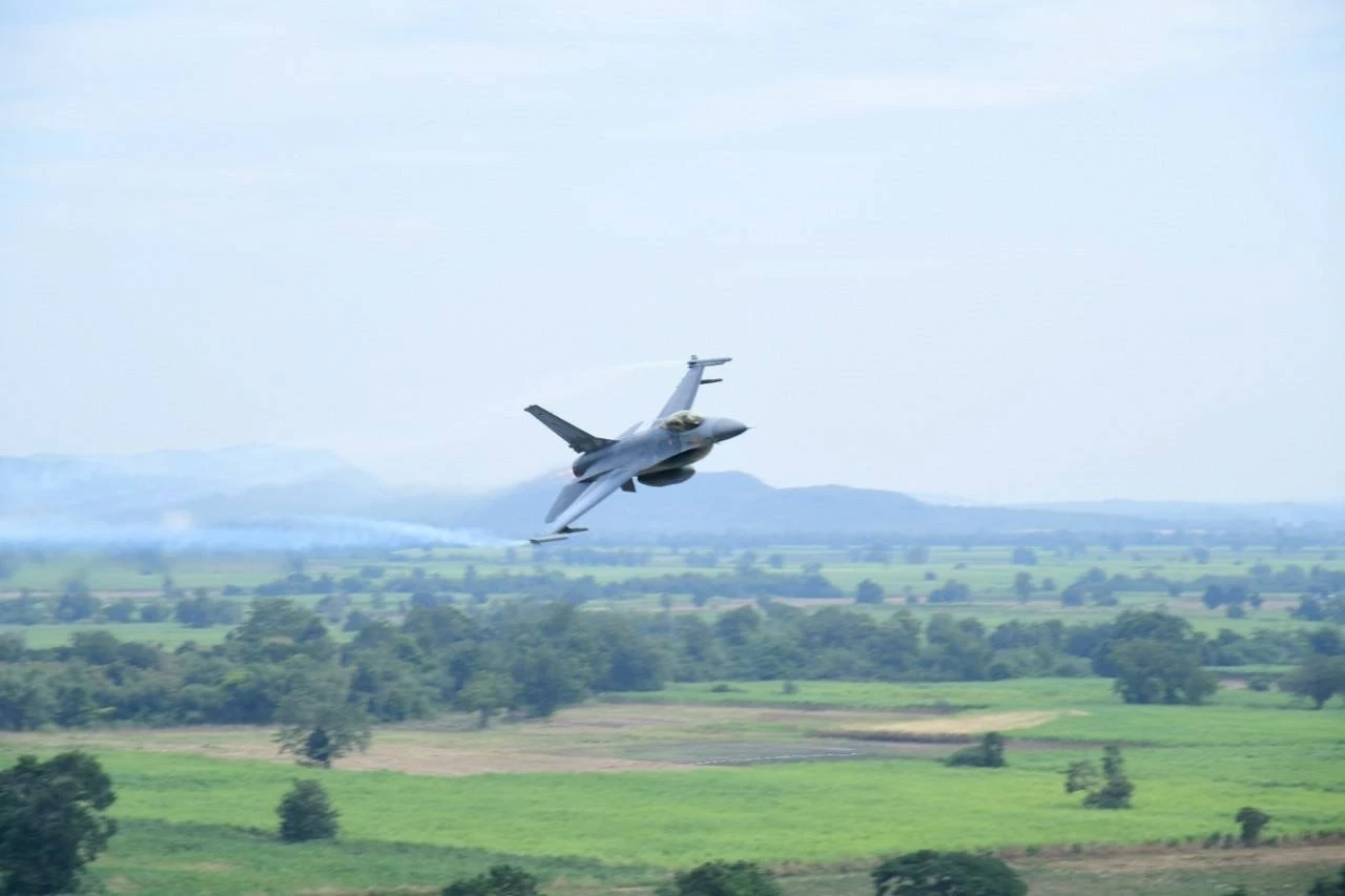 ทอ. ส่ง F-16 ทิ้งระเบิด หลังกัมพูชายิงจรวด BM-21 ทำลายตาเมือนธม