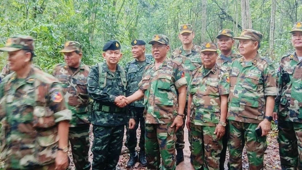 แฟ้มภาพ  พล.อ.สรัย ดึ๊ก รองผู้บัญชาการทหารบกกัมพูชา ในฐานะผู้บัญชาการกองพลสนับสนุนที่ 3 (คนกลางขวามือ)