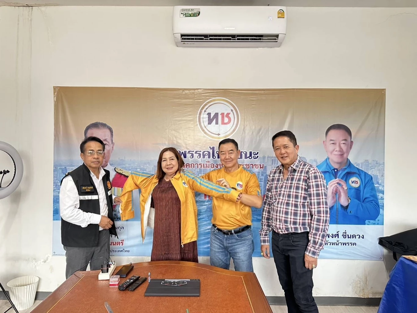 “วีณา ณ นคร” นั่งรอง หน.พรรคไทยชนะ “จักรพงศ์” นำคณะร่วมยินดี