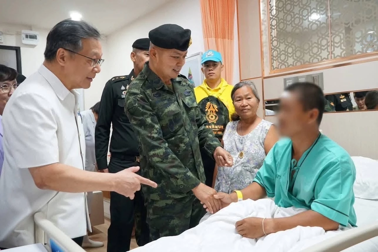 "มทภ.2" "เยี่ยม-ให้กำลังใจ" ผู้ได้รับบาดเจ็บ และเจ้าหน้าที่ รพ.อุบลฯ