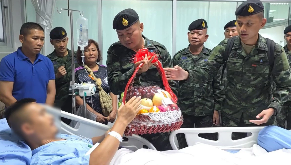 แม่ทัพภาค 2 รุดเยี่ยม ให้กำลังใจ 3 ทหารเหยียบทุ่นสังหาร