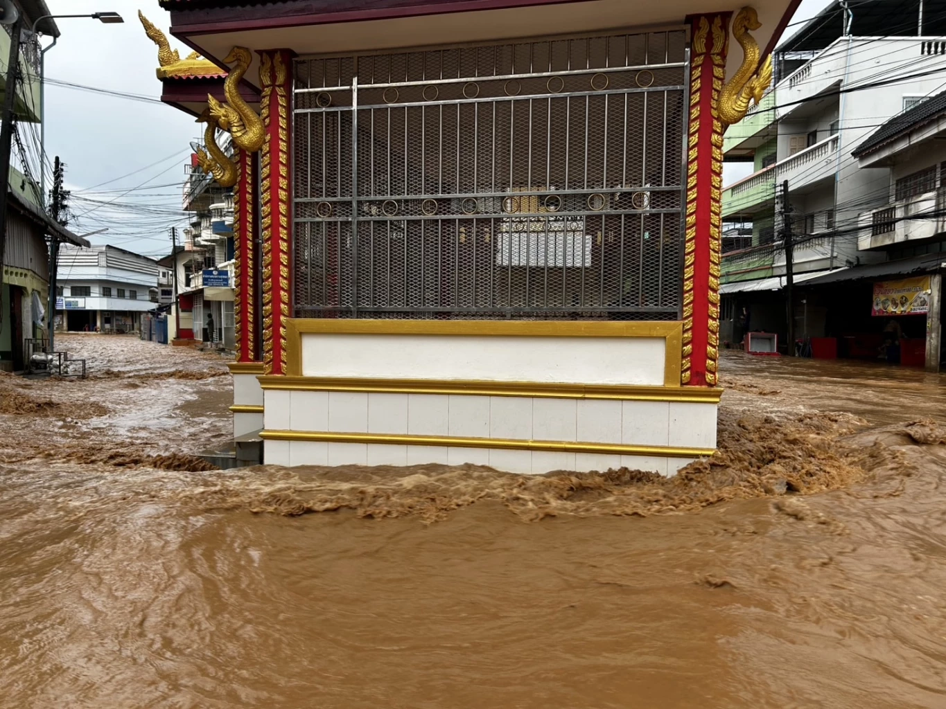 ด่วน! ฉุกเฉินระดับสีแดง เทศบาลตำบลแม่สาย แจ้งเตือน 4 พื้นที่เสี่ยง กำแพงแตก แม่สายน้ำแรงมาก เร่งอพยพ