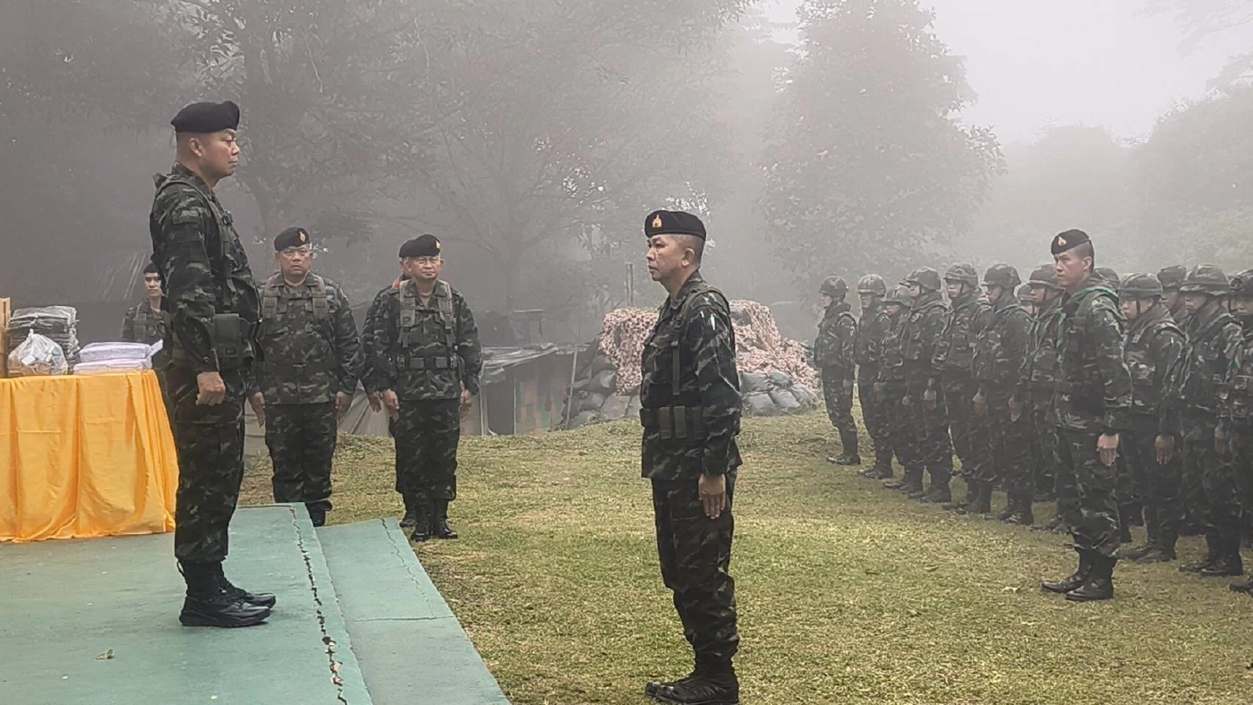 "แม่ทัพภาค 2" นำสิ่งของพระราชทานมอบให้ "ทหาร" ชายแดนไทย-กัมพูชา