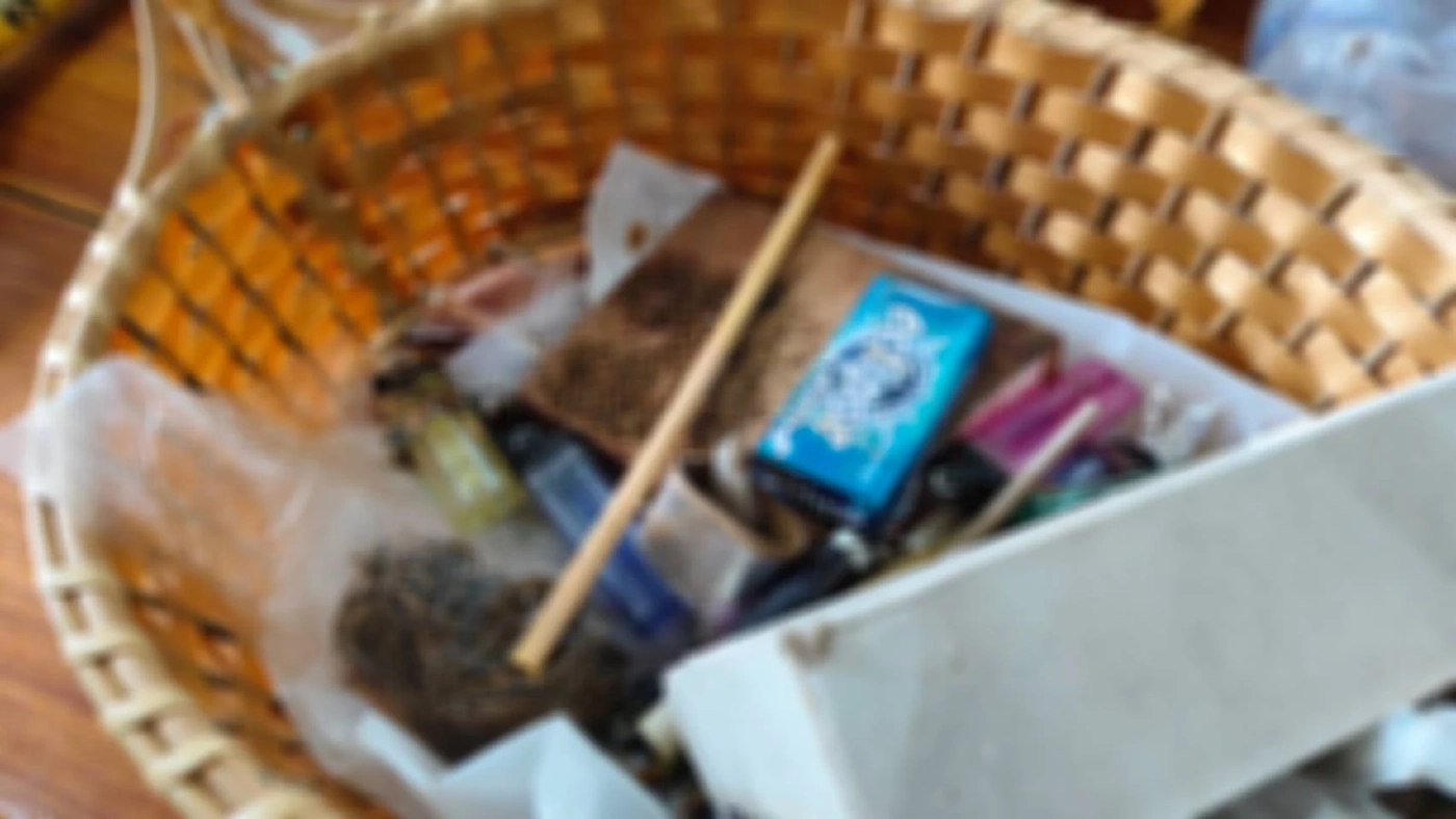 ตำรวจกบินทร์บุรี จับ 3 พระ 7 ฆราวาส ใช้วัดเป็นแหล่งมั่วสุม เสพยาเสพติด คาจีวร