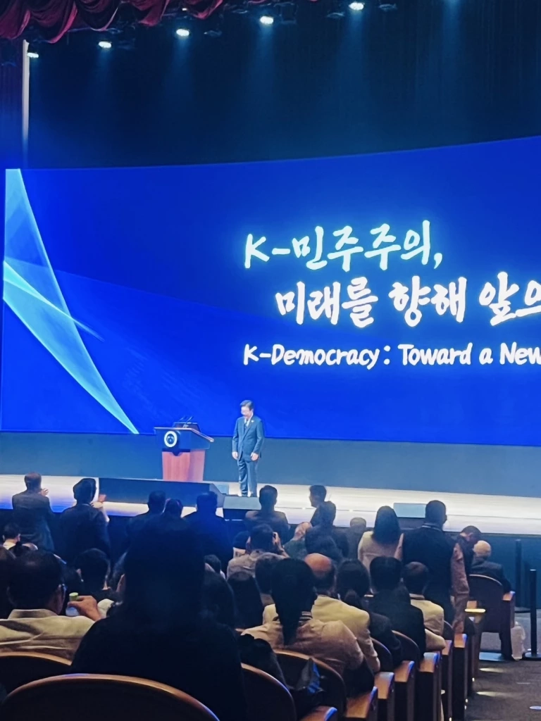 "อำนาจนิยม" ครอบงำ การเมืองโลก-การเมืองไทย?