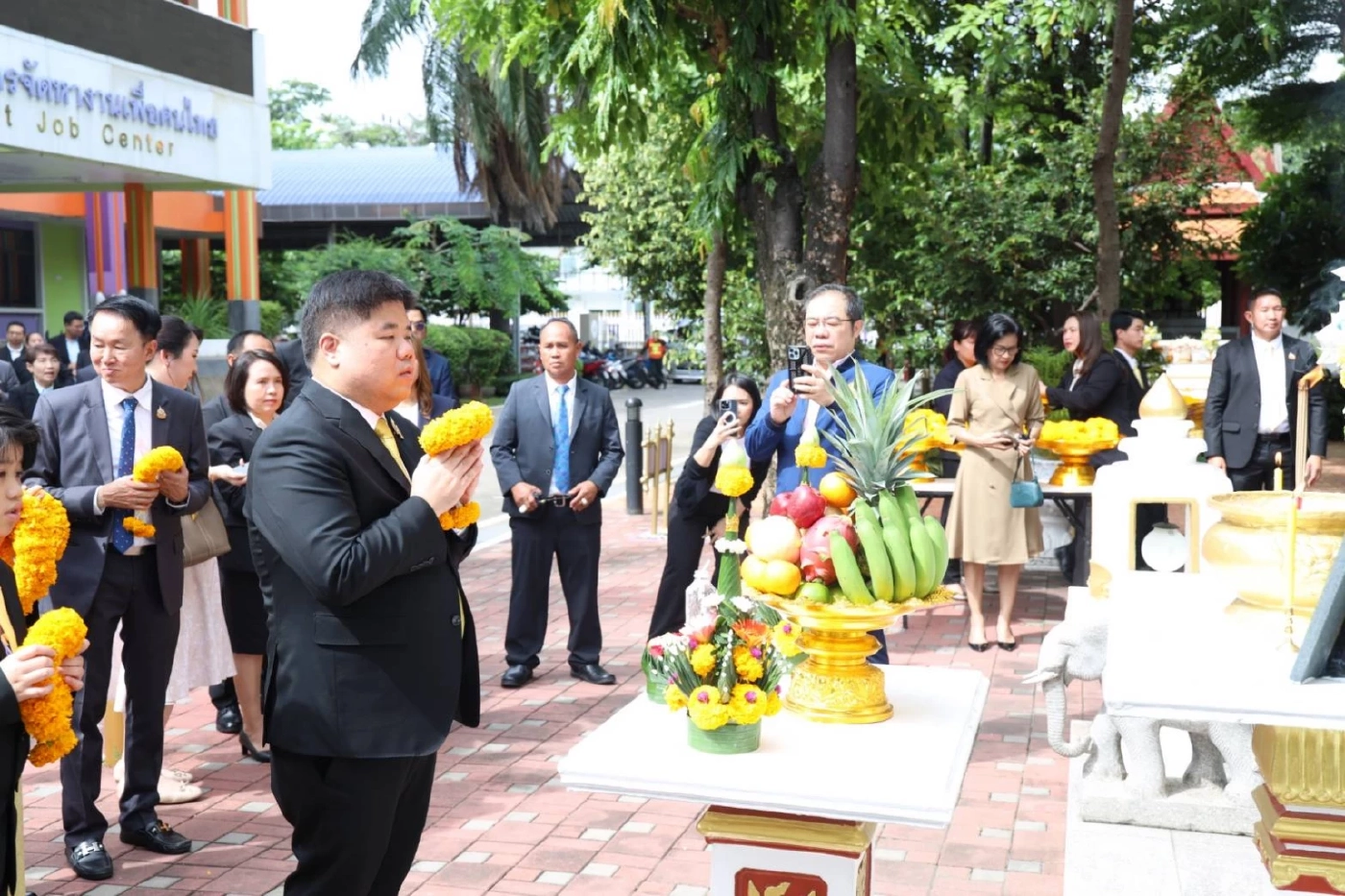 รมว. แรงงาน เข้ากระทรวงวันแรก เปิด 5 นโยบาย ยกระดับแรงงานทุกมิติ