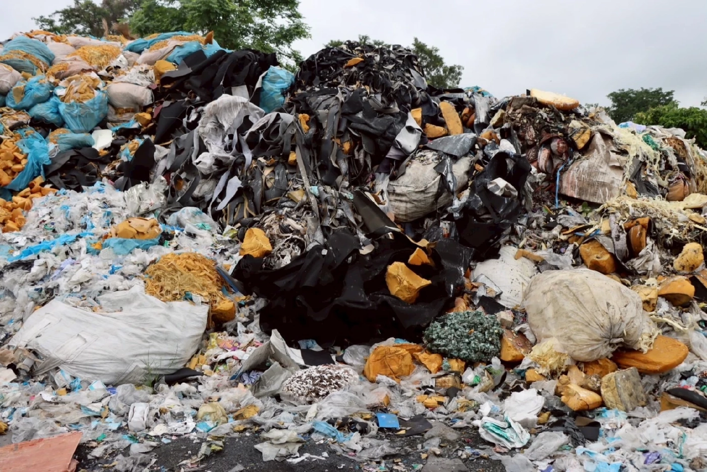 “เอกนัฏ” ค้นโรงงานตัวพ่อ ลอบเก็บฝังขยะพิษ ผงะเจอบัญชีส่วยเพียบ