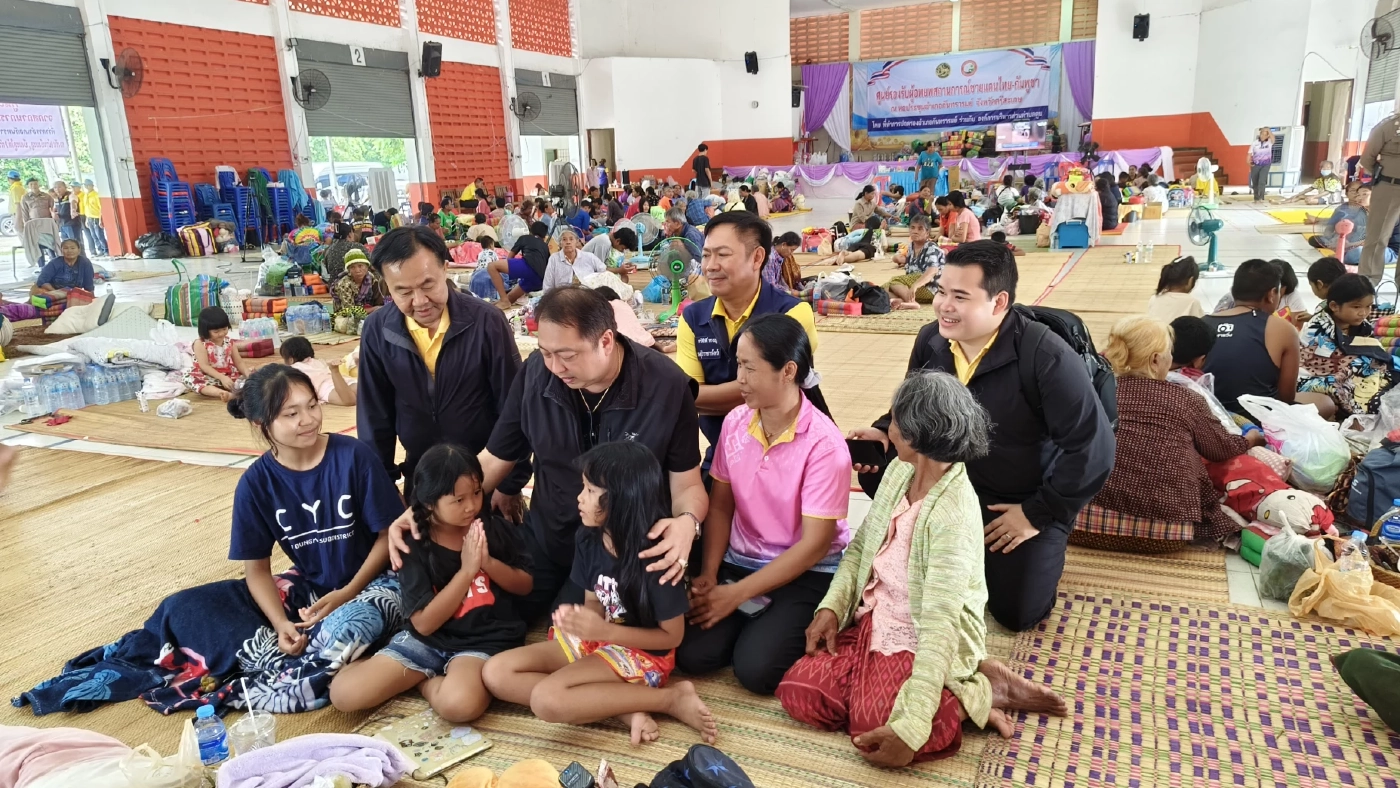 รมช.พาณิชย์ เยี่ยมให้กำลังใจผู้อพยพ มอบสิ่งของอุปโภค บริโภค