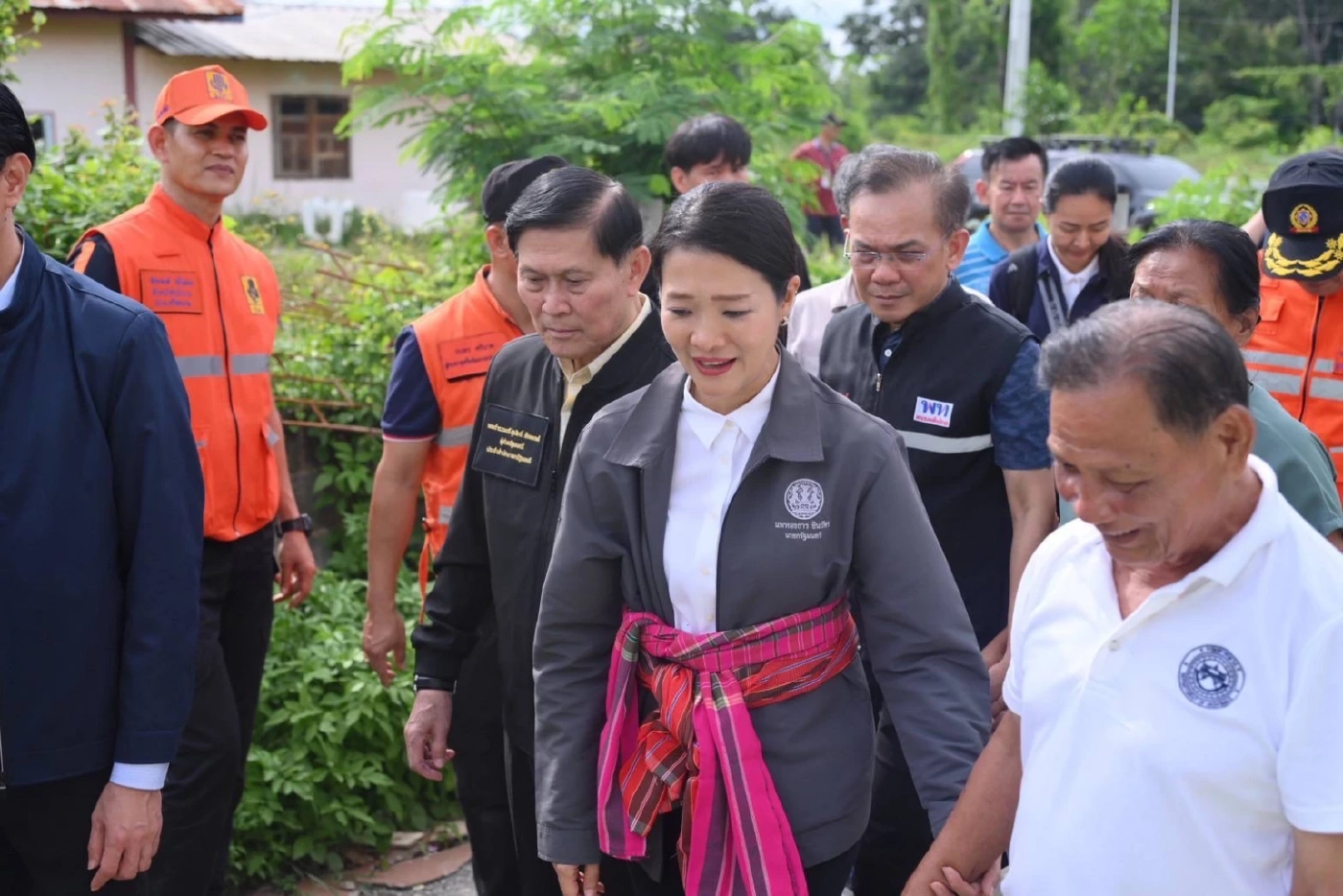 รมช.อิ่ม ให้กำลังใจชาวบ้าน อ.กันทรลักษ์ มอบบ้านใหม่ ไฟฟ้า ประปา