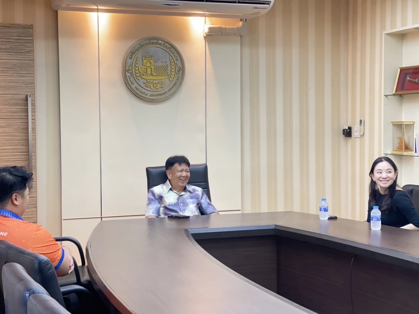 อบจ.ศรีสะเกษ รับมอบ 2 ล. นำไปช่วยผู้ประสบเหตุไทยกัมพูชา