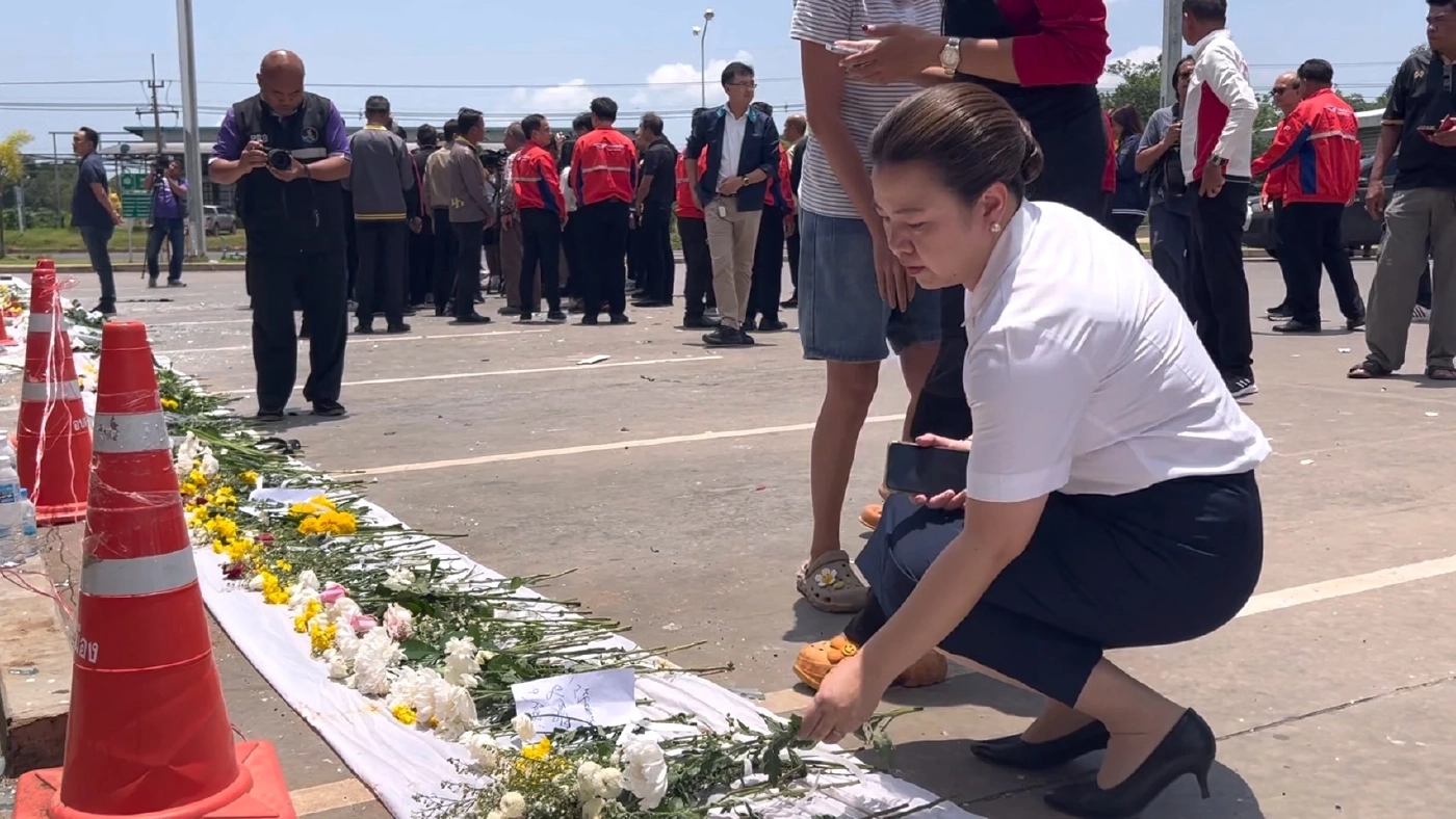 ผู้แทนรัฐบาล นำวางดอกไม้ไว้อาลัยผู้บริสุทธิ์เสียชีวิต