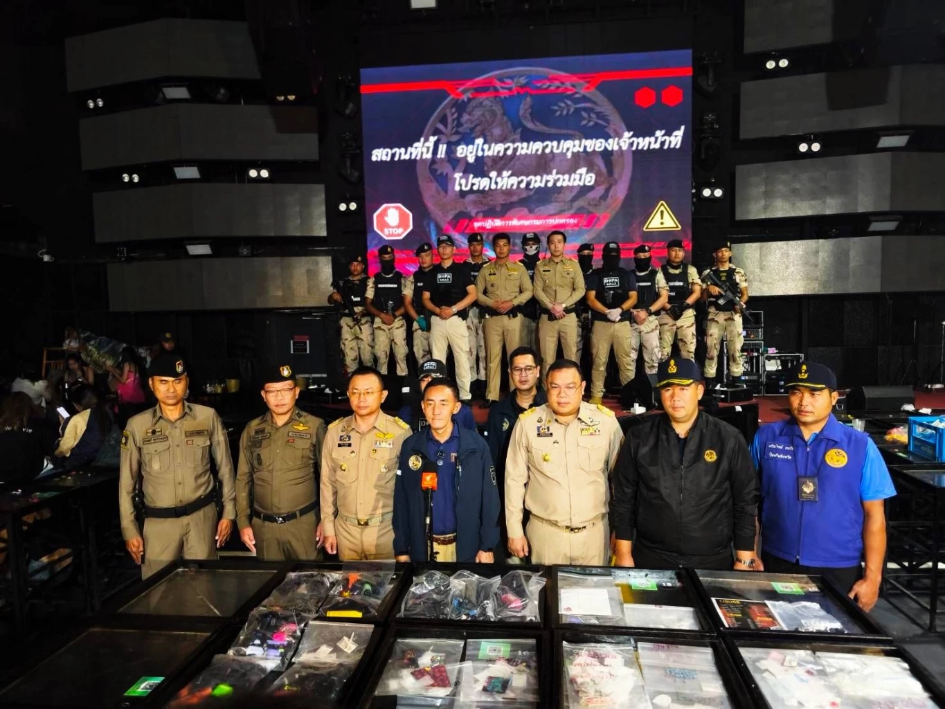 รังสิตมันร้าย! “ZERO DRUG” 8 เดือน 8 ลุย บุกค้นผับเถื่อนรังสิต ยาเสพติดเกลื่อน ฉี่ม่วงนับร้อย