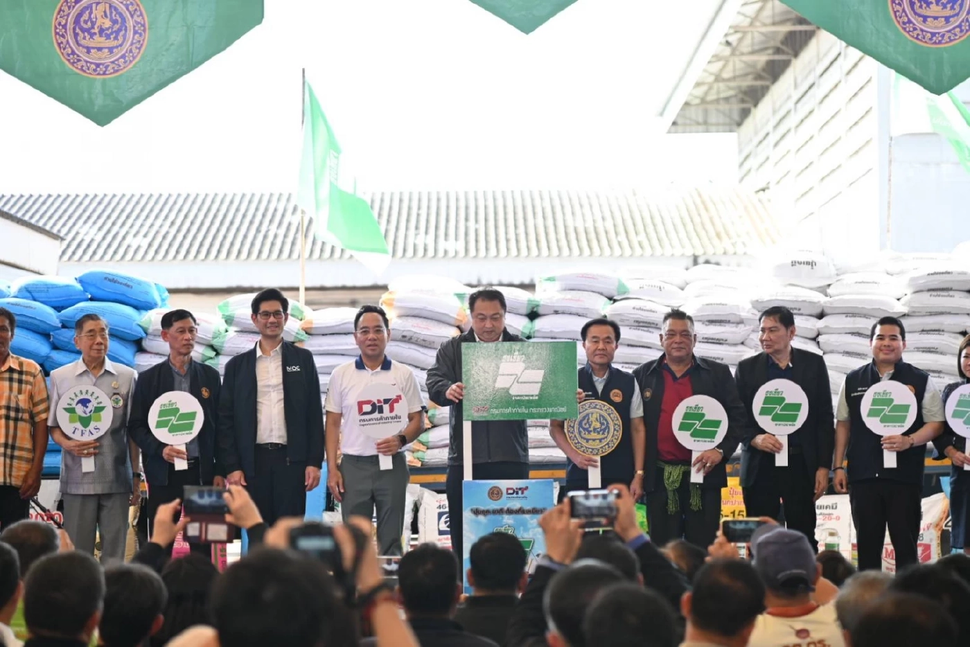 พาณิชย์ Kick Off ธงเขียว by DIT ขายปุ๋ยถูก ยาดี ลดสูงสุด 60%
