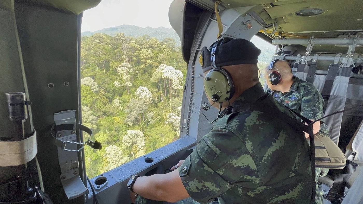 "มทภ.4" บินสำรวจแนวชายแดนนราธิวาสพบ  "ผู้ก่อเหตุรุนแรงขนอาวุธข้ามแดน"