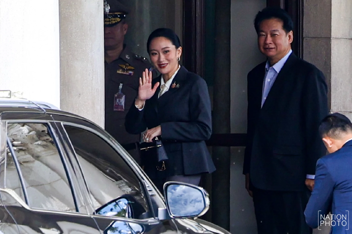 "นายกฯ" เข้าทําเนียบรัฐบาล โบกมือทักทายสื่อฯ คาดเตรียมลุ้นคำตัดสิน "ศาลรัฐธรรมนูญ"