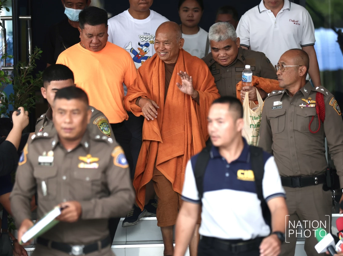 คุมตัว "ทิดจอร์จ-หมอบี" ฝากขังศาลฯ พร้อมค้านประกันตัว หวั่นหลบหนี-ยุ่งพยาน