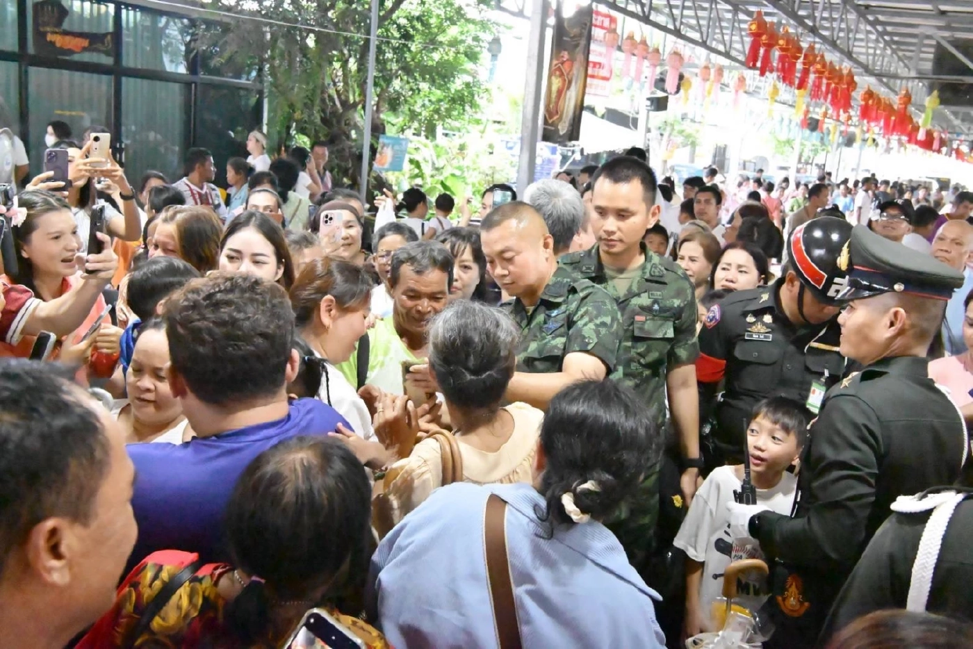 "หลวงปู่ศิลา" ให้พรและกำลังใจ แม่ทัพภาค 2-กำลังพล ปกป้องอธิปไตย