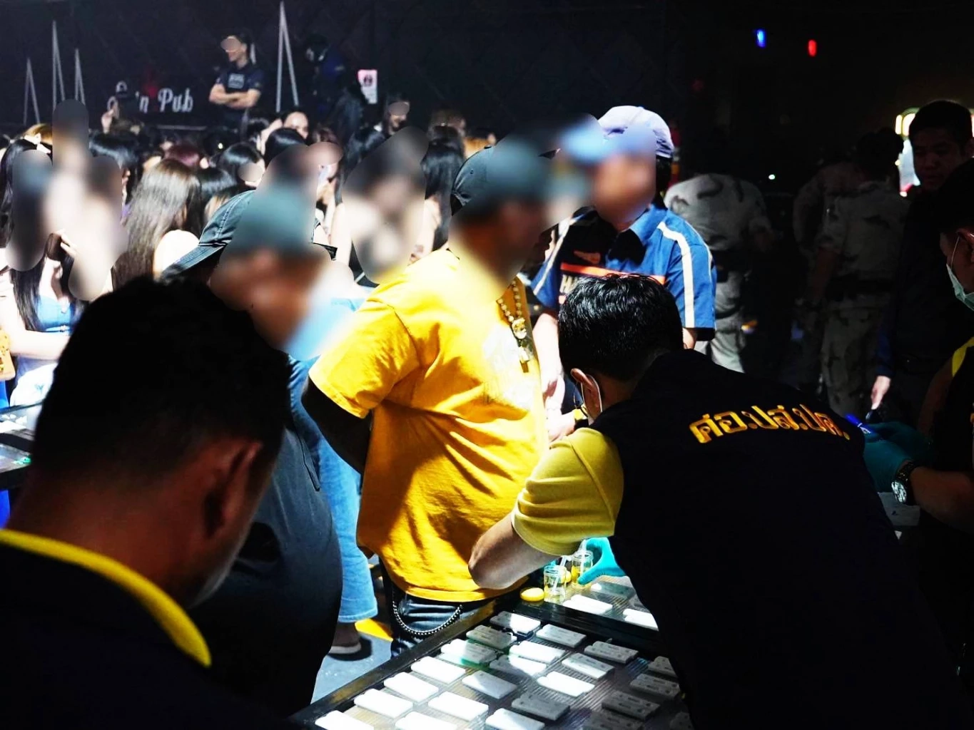 รังสิตมันร้าย! “ZERO DRUG” 8 เดือน 8 ลุย บุกค้นผับเถื่อนรังสิต ยาเสพติดเกลื่อน ฉี่ม่วงนับร้อย