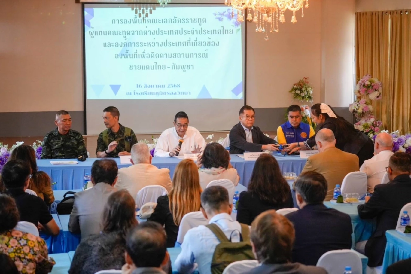 "มาริษ" นำทูต 33 ชาติ ไปศรีสะเกษ พาดูความเสียหายเหตุปะทะชายแดน