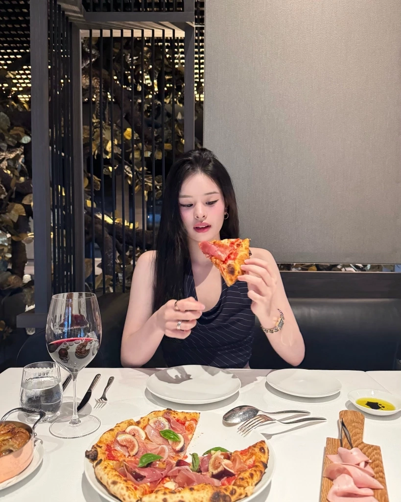 "อ่ำ อัมรินทร์" พา "แอลลี่" เข้าแจ้งความเอาผิดโซเชียลเฟคนิวส์ หาว่า "แอลลี่ท้อง"