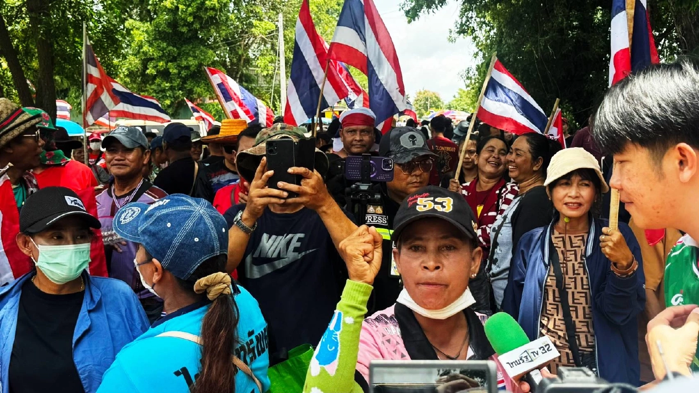 "ชาวไทย" ทวงคืน "บ้านหนองจาน" ตะโกนลั่น "ที่นี่เเผ่นดินไทย"