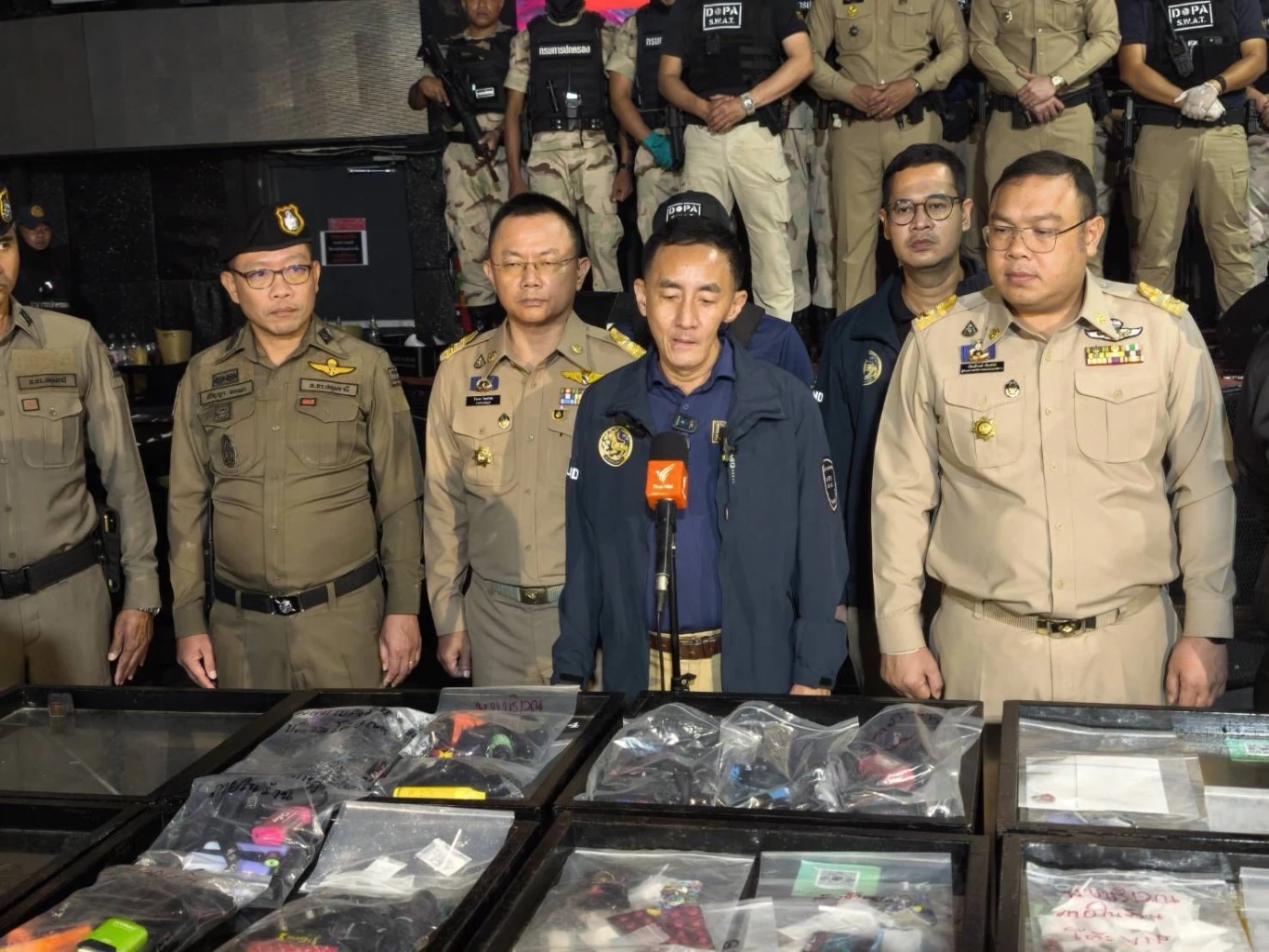 รังสิตมันร้าย! “ZERO DRUG” 8 เดือน 8 ลุย บุกค้นผับเถื่อนรังสิต ยาเสพติดเกลื่อน ฉี่ม่วงนับร้อย