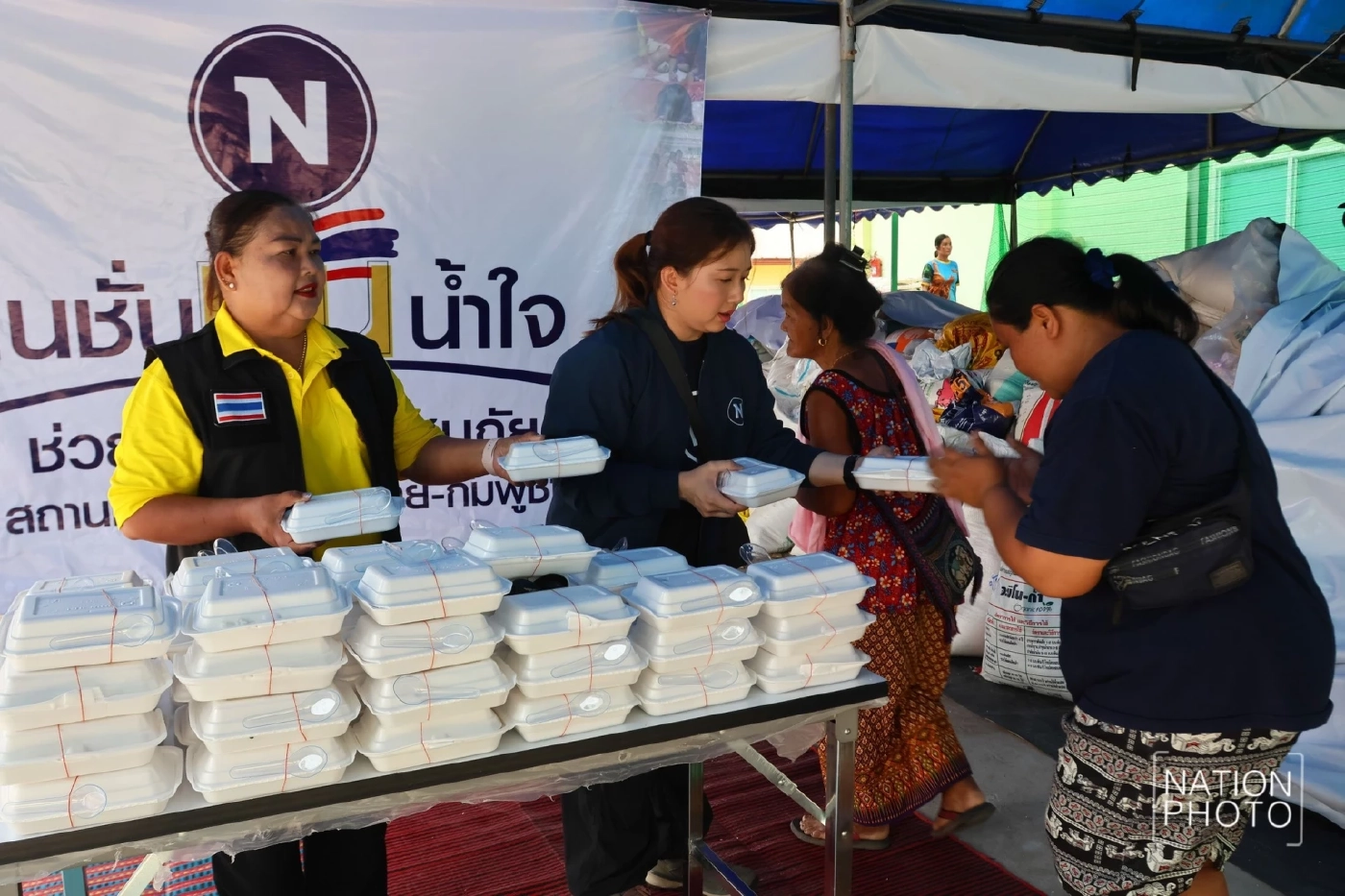 เนชั่นกรุ๊ป ร่วมกับ มูลนิธิเนชั่น เปิดโรงครัว - มอบสิ่งของศูนย์อพยพ จ.อุบลฯ