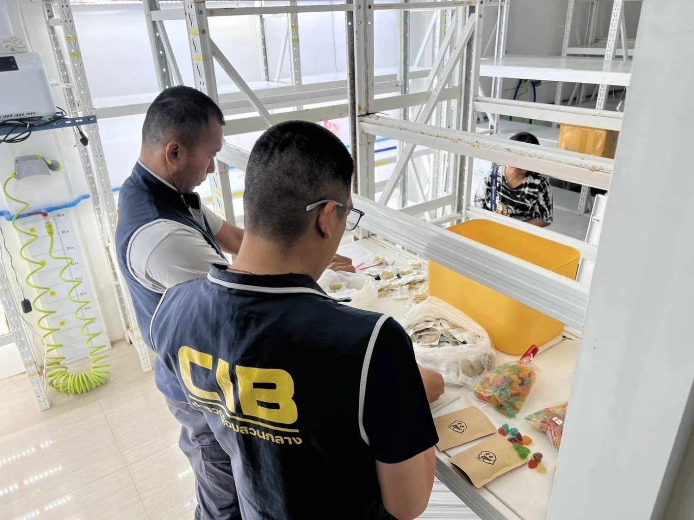 แทบอ้วก! ดัดแปลงส้วมเป็นห้องแลปทำ "เยลลี่-คุกกี้ผสมกัญชา"