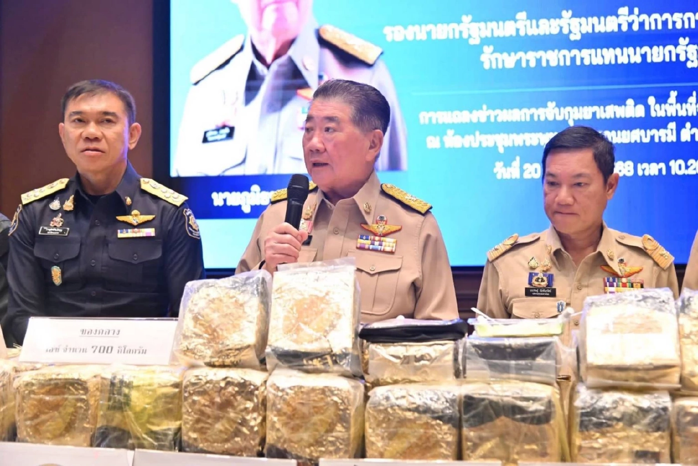 เอาจริง! "ภูมิธรรม" นำแถลงข่าวจับ "ยาไอซ์ล็อตใหญ่ 700 กก." ยันกวาดล้างยาเสพติดเข้มข้นต่อเนื่อง