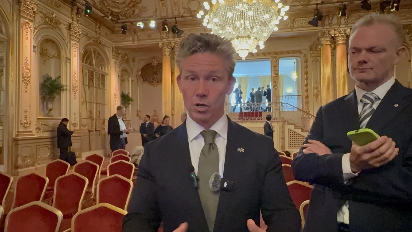 "มาริษ" เยี่ยม สนง.ใหญ่ บริษัทผลิต "กริพเพน"