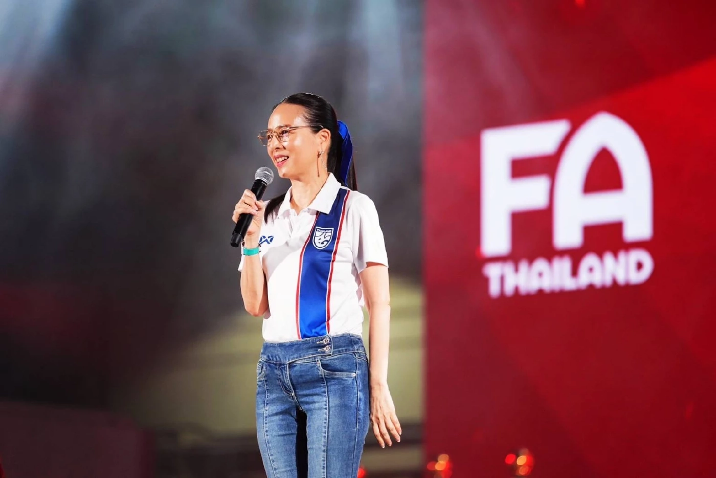 "มาดามแป้ง" เปิดตัว "เสื้อคนไทย รักบอลไทย"