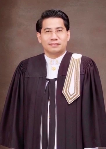 “ดร.ณัฏฐ์” หรือ ดร.ณัฐวุฒิ วงศ์เนียม นักกฎหมายมหาชน