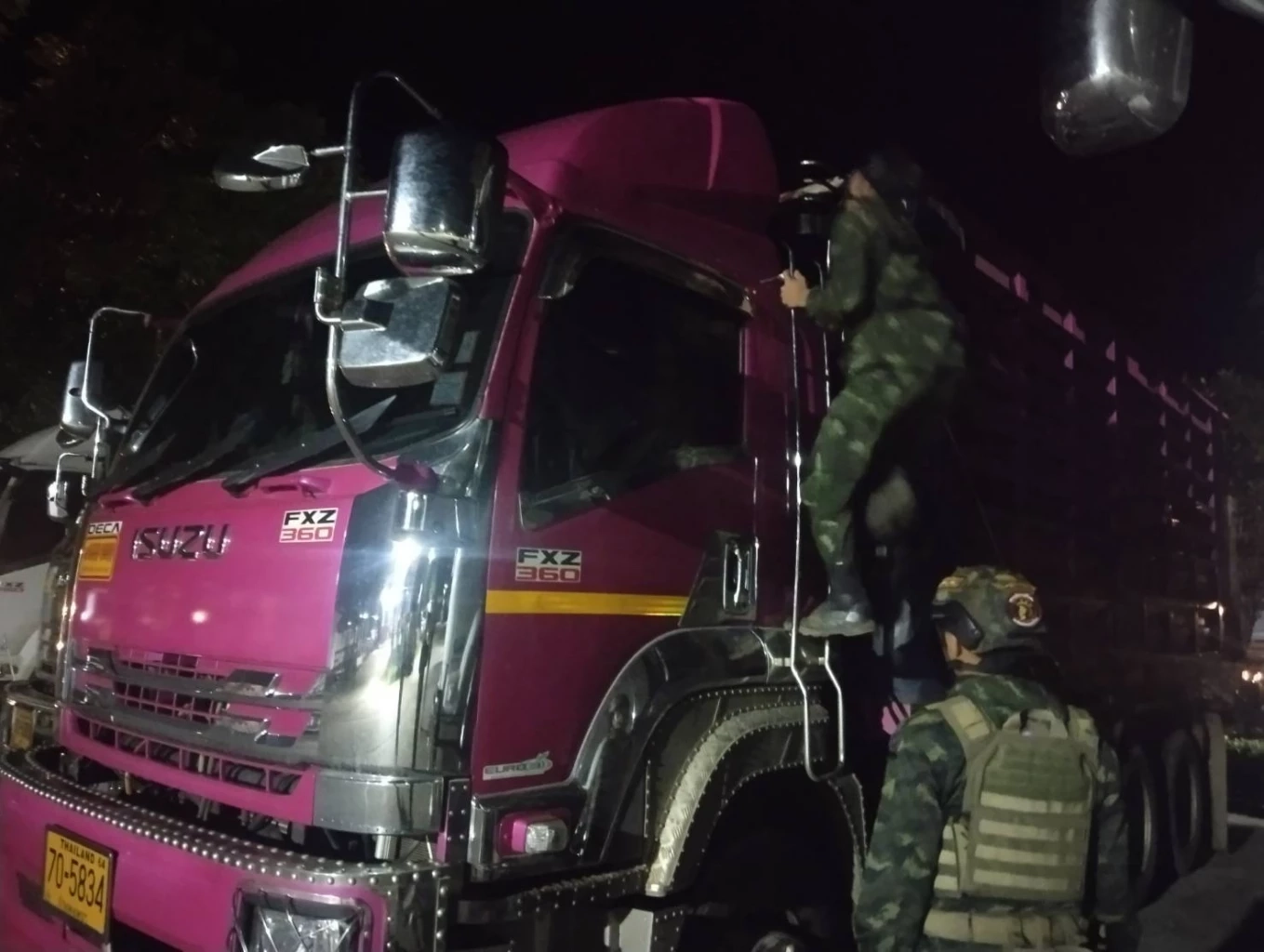 จับลอบขนน้ำมันดีเชล 60,000 ลิตร พร้อม 6 คนไทย สารภาพเตรียมลักลอบส่งไปขายเมียนมา