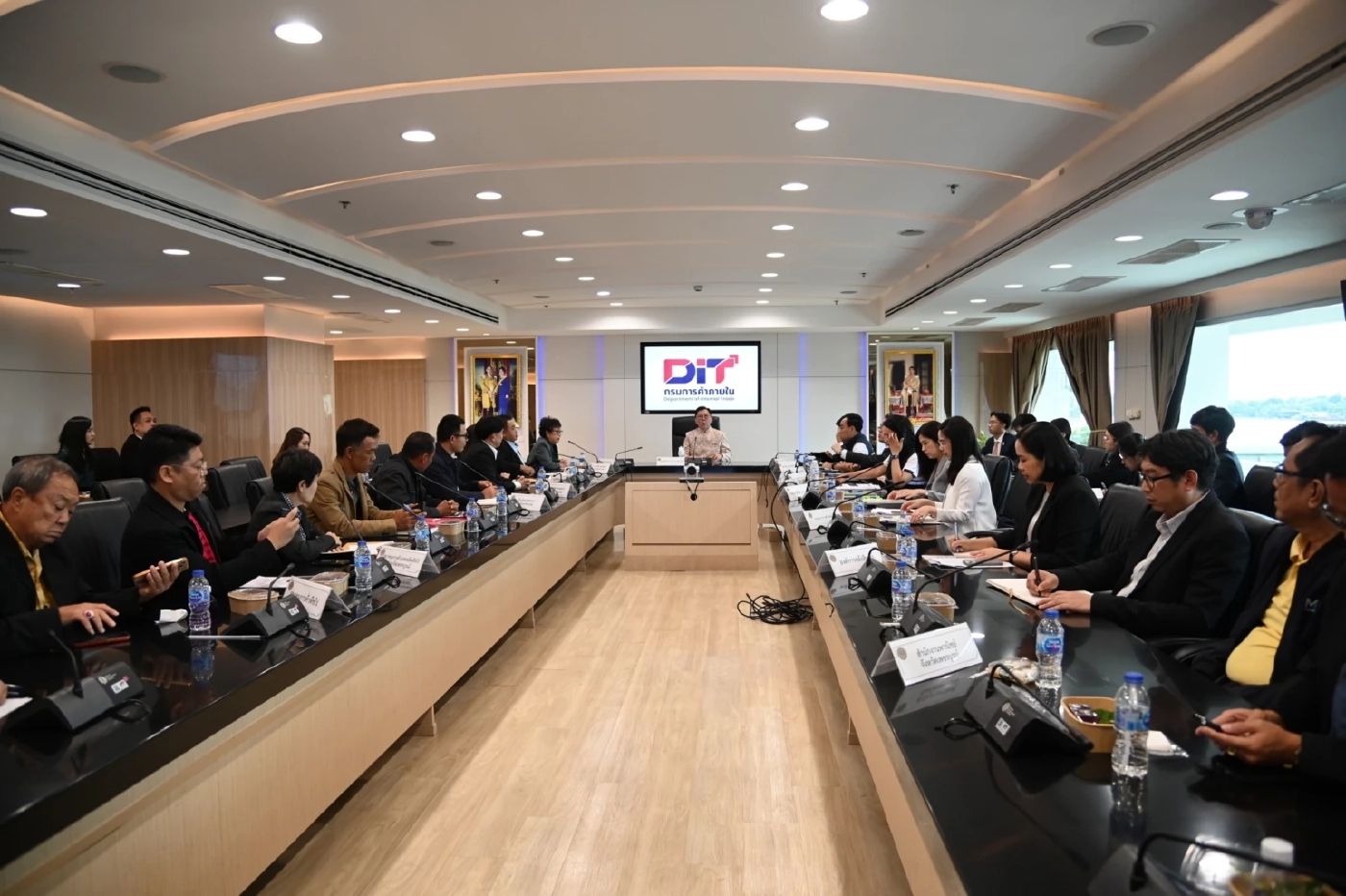 'จตุพร' สั่งแก้ราคาข้าวโพดตกต่ำ เข้มรับซื้อในประเทศก่อนนำเข้า