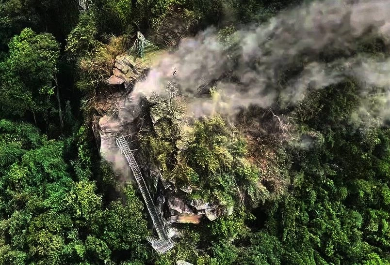 วินาทีบึ้ม! ทหารไทย โดรนทิ้งไข่ระเบิดบันได "ช่องคานม้า" กัมพูชา สกัดเส้นทางขึ้นภูมะเขือ