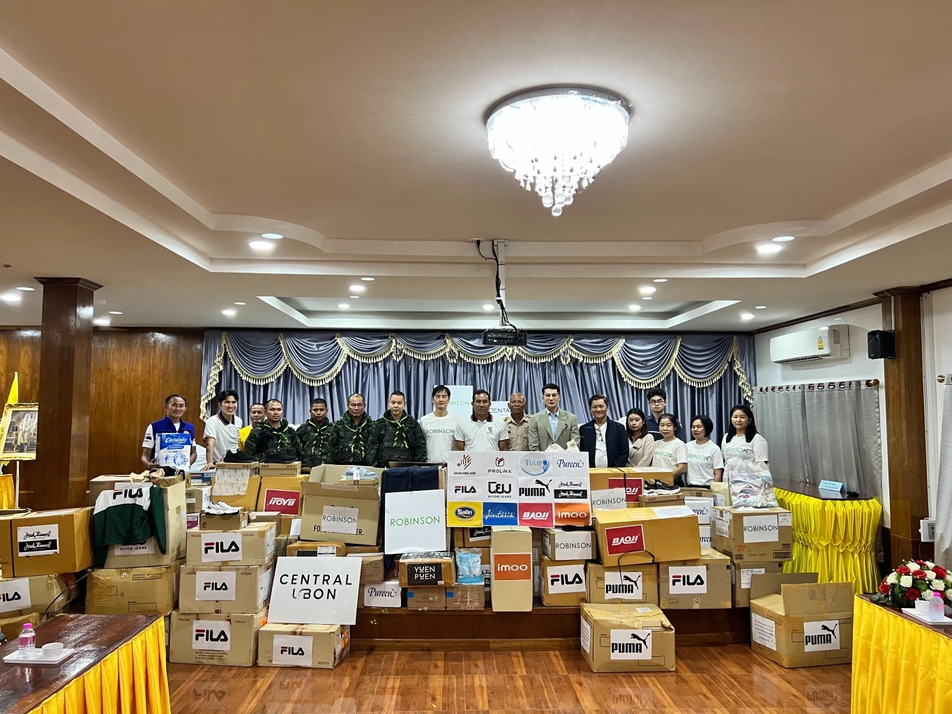 กังฟู วสวรรธน์ รับมอบเสื้อผ้าของใช้ จาก 5 บริษัทใหญ่ ส่งต่อชาวบ้าน-ทหารชายแดน