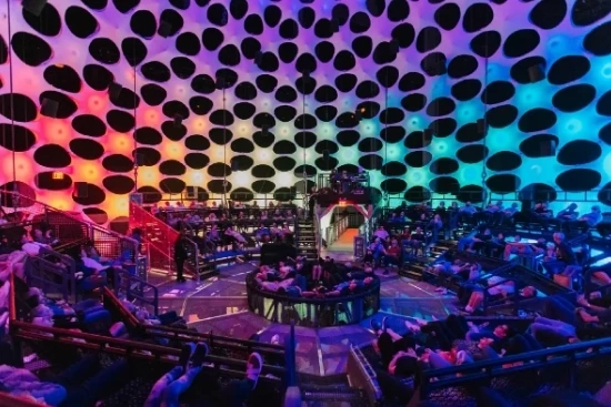 แสงสีสดใสจากพื้นผิวโดม ภาพ projection mapping สร้างบรรยากาศศิลปะเหนือจริง ของ Sonic Sphere ณ The Shed, Hudson Yards ในนิวยอร์ก ซึ่งเน้นถึงสภาพแวดล้อม immersive ภายในโดมทรงกลมที่ลอยกลางอากาศ