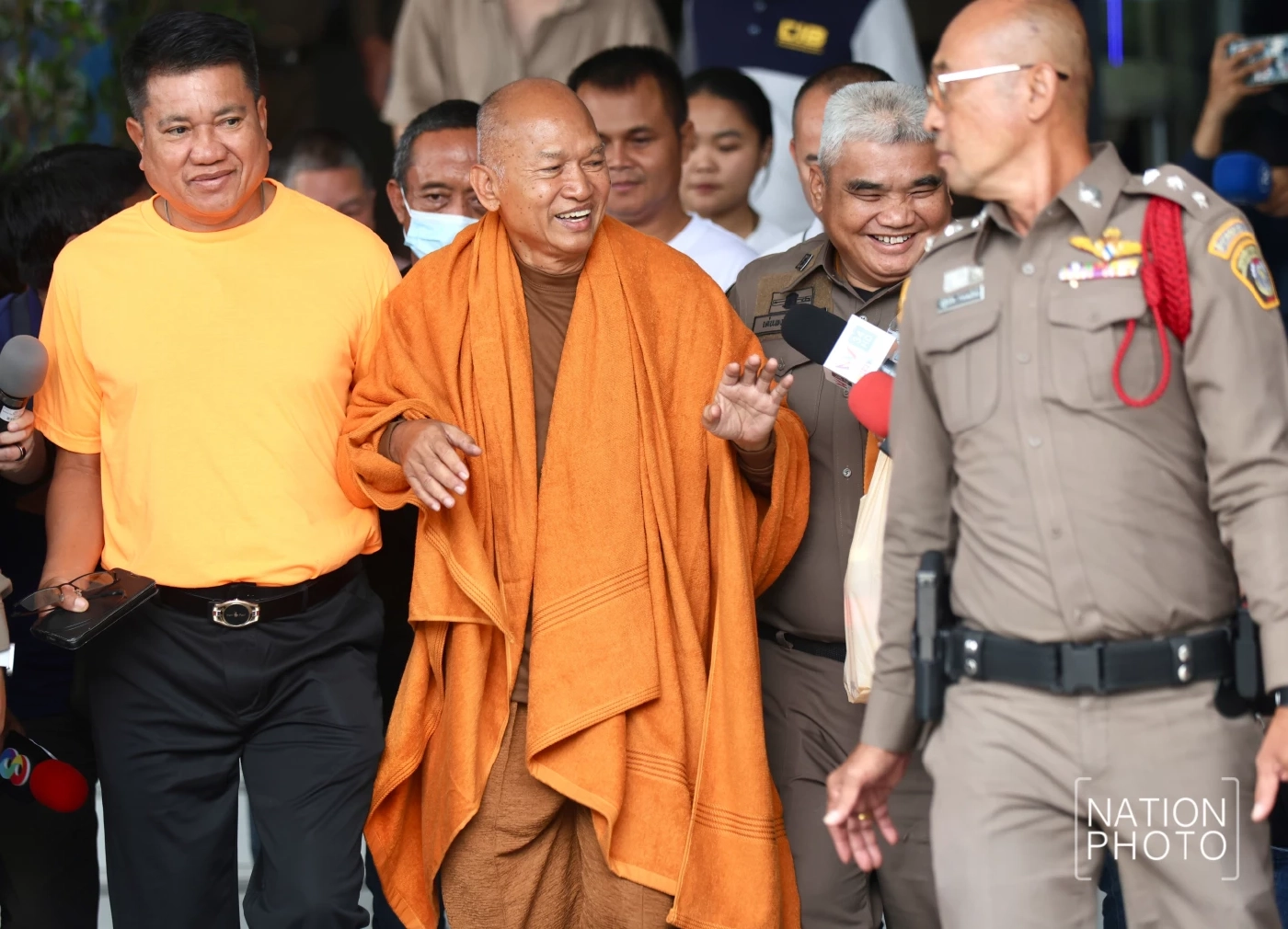 คุมตัว "ทิดจอร์จ-หมอบี" ฝากขังศาลฯ พร้อมค้านประกันตัว หวั่นหลบหนี-ยุ่งพยาน