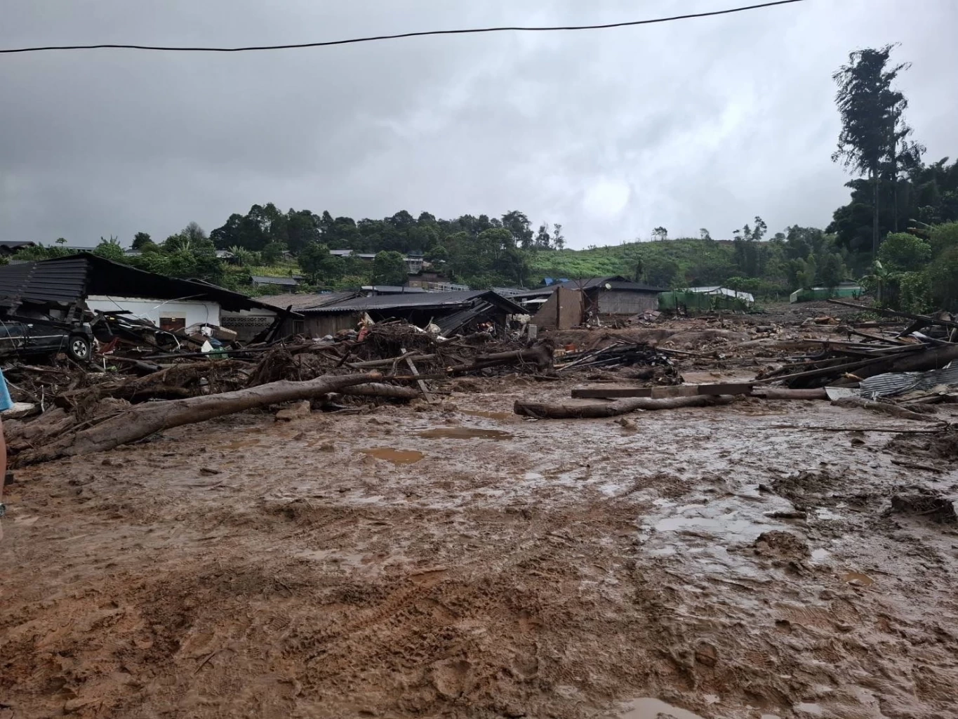 เร่งช่วยเหลือชุมชนบ้านปางอุ๋ง โดนโคลนถล่ม ล่าสุดเสียชีวิตเพิ่มเป็น 4 ราย