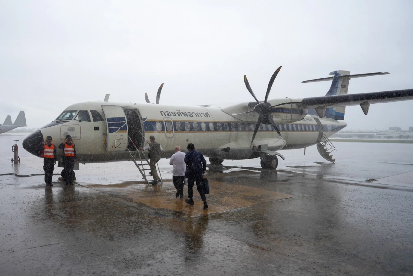 "มาริษ" นำทูต 33 ชาติ ไปศรีสะเกษ พาดูความเสียหายเหตุปะทะชายแดน